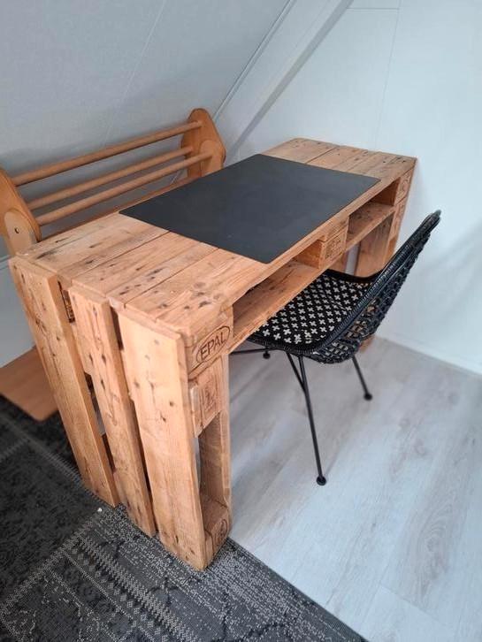 Stoer bureau van euro pallets – industrieel en uniek!, Huis en Inrichting, Bureaus, Zo goed als nieuw, Ophalen of Verzenden