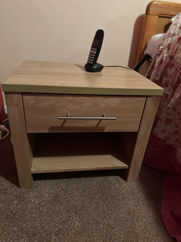 Gratis - Houten nachtkastje met lade, Huis en Inrichting, Slaapkamer | Nachtkastjes, Zo goed als nieuw, 55 tot 70 cm, 45 tot 65 cm
