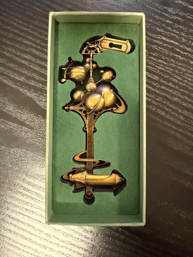 Disney attraction key (Sleutel) - Orbitron - LE, Verzamelen, Disney, Nieuw, Beeldje of Figuurtje, Overige figuren, Ophalen of Verzenden