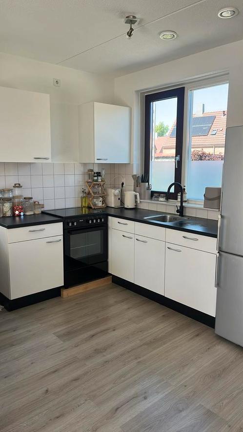 keukenblok met elektrische kookplaat en oven, Huis en Inrichting, Keuken | Complete keukens, Gebruikt, Hoekkeuken, Wit, Kunststof