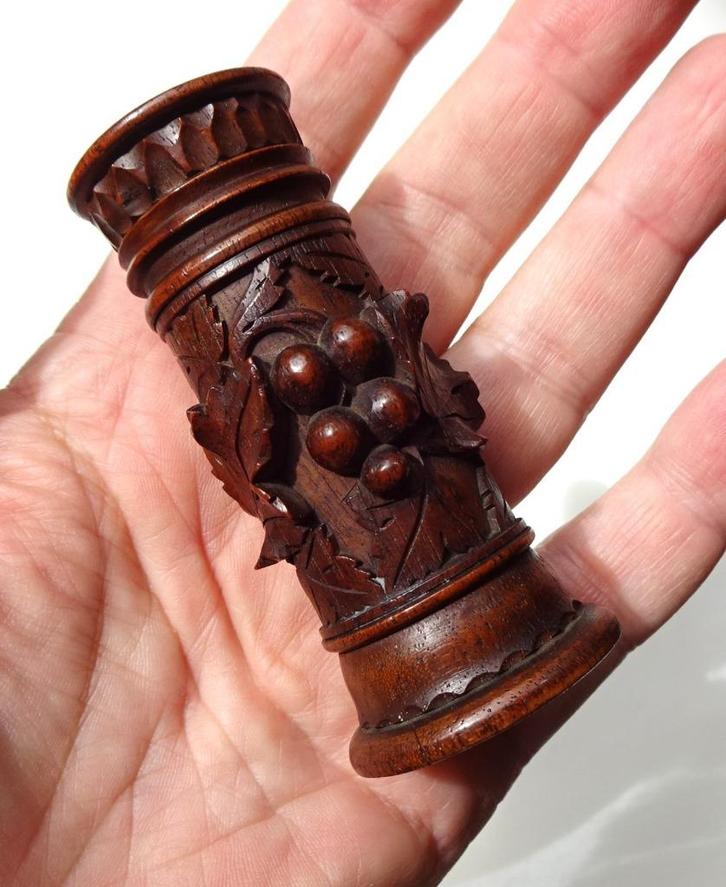 Antieke Zwarte Woud gesneden houten naaldenkoker: druiven, Antiek en Kunst, Antiek | Overige Antiek, Ophalen of Verzenden