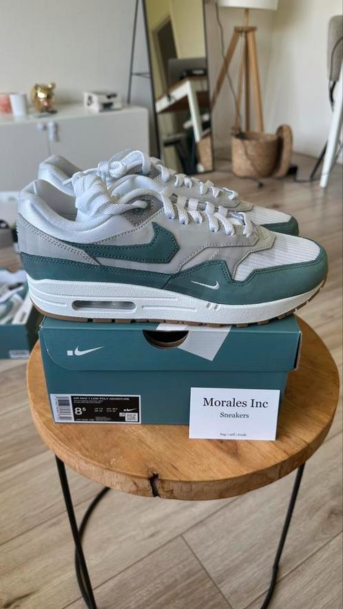 Nike Air Max 1 .SWOOSH Low Poly Adventure (2025) EU 42 nieuw, Kleding | Heren, Schoenen, Nieuw, Overige kleuren, Ophalen of Verzenden