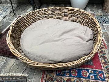 Grote rieten hondenmand 72cmx63cm beschikbaar voor biedingen