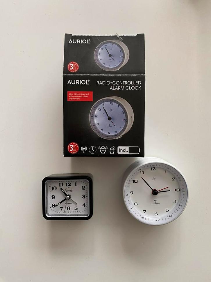 2 Klokken: Auriol & Quartz Wekkers, Huis en Inrichting, Woonaccessoires | Klokken, Gebruikt, Wekker of Tafelklok, Analoog, Verzenden