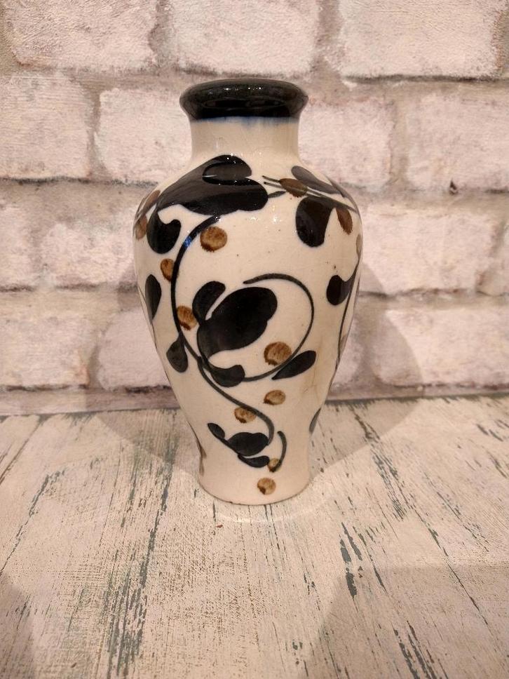 Aardewerk vaasje in art nouveau bloemen stijl., Antiek en Kunst, Antiek | Vazen, Ophalen of Verzenden