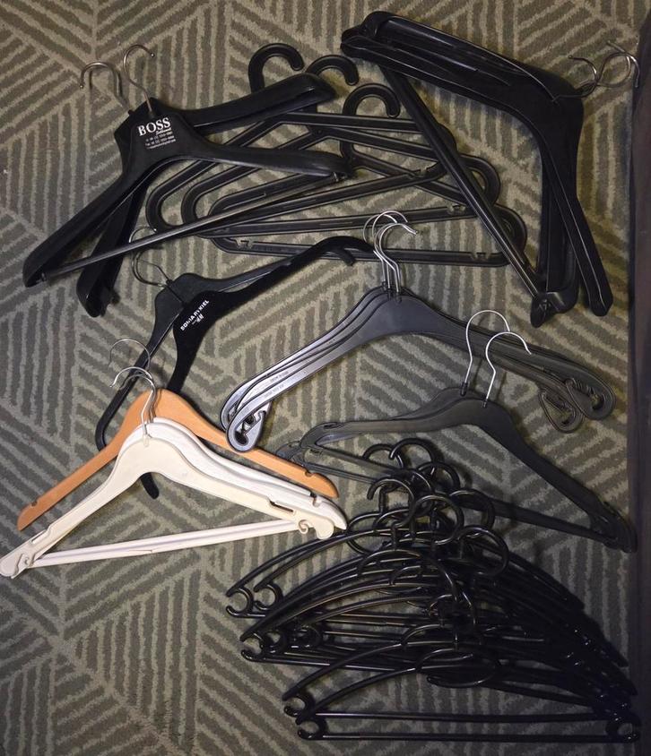 Kledinghangers - +-30 stuks - Gratis, Kleding | Dames, Kledinghangers, Gebruikt, Kunststof, Volwassenen, Ophalen
