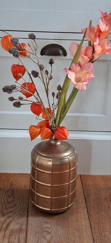 Gouden pot met zijden bloemen beschikbaar voor biedingen