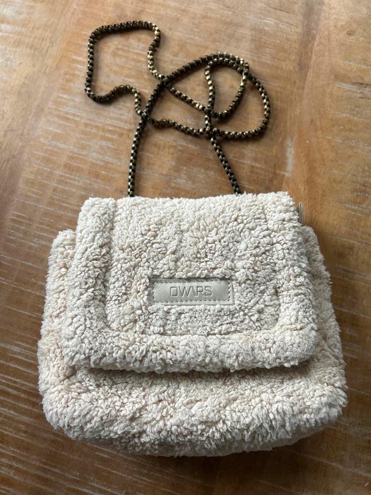 Witte Schoudertas DWARS teddy, Sieraden, Tassen en Uiterlijk, Tassen | Damestassen, Nieuw, Schoudertasje, Beige, Ophalen of Verzenden