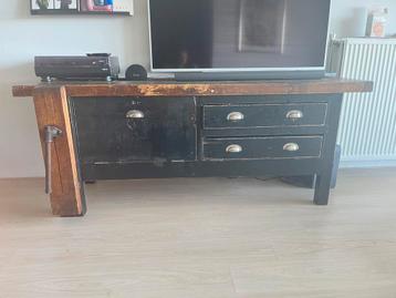 Oude Franse vintage werkbank met bankschroef beschikbaar voor biedingen