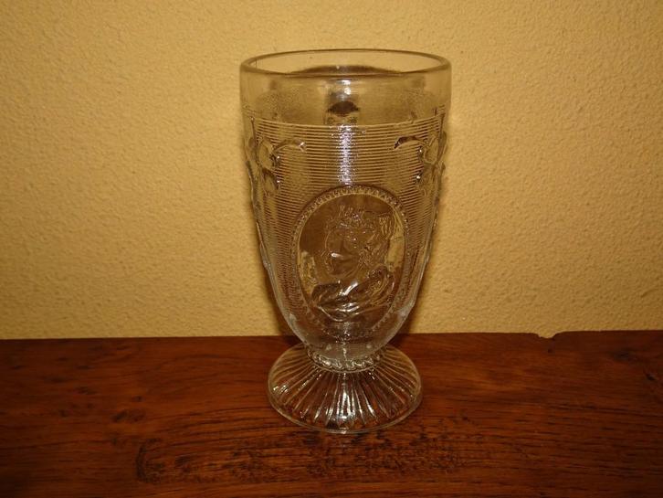 Geperst mosterd glas uit Leerdam met afbeelding Wilhelmina, Antiek en Kunst, Antiek | Glas en Kristal, Ophalen of Verzenden