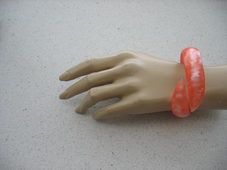 Armband Lucite *Zalm Roze Parelmoer-achtig, Sieraden, Tassen en Uiterlijk, Armbanden, Zo goed als nieuw, Roze, Ophalen of Verzenden