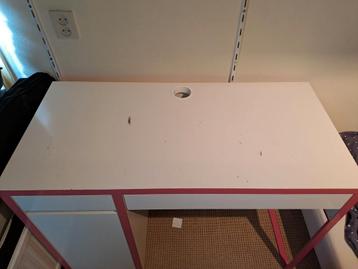 Ikea Micke Bureau wit met roze  beschikbaar voor biedingen