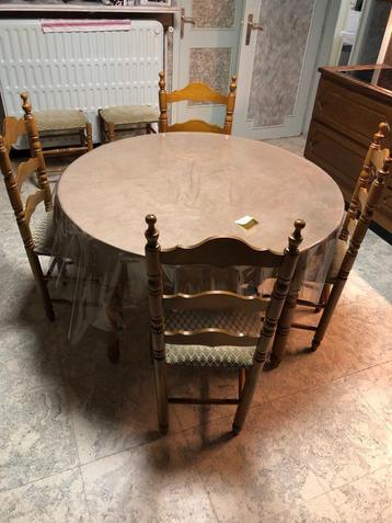 tafel met stoelen  beschikbaar voor biedingen