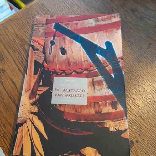Simone van der Vlugt - De bastaard van Brussel, Boeken, Thrillers, Nieuw, Nederland, Ophalen of Verzenden