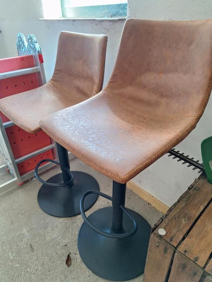 2x leren barkruk cognac, Huis en Inrichting, Barkrukken, Zo goed als nieuw, 2 krukken, Draaibaar, Ophalen