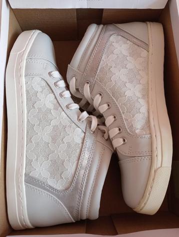 Licht grijze sneakers beschikbaar voor biedingen