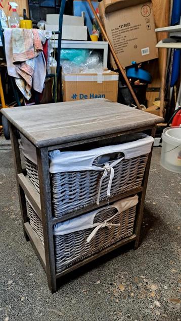 Leuk ladekastje met rieten mandjes beschikbaar voor biedingen