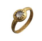 Bodemvondst Middeleeuwse gouden ring ingelegd bergkristal, Verzenden, Goud