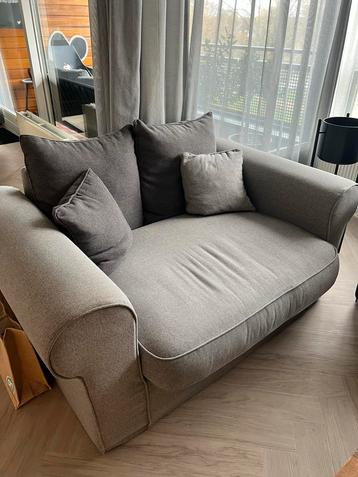 Comfortabele grijze bank + loveseat ZSM OPHALEN beschikbaar voor biedingen