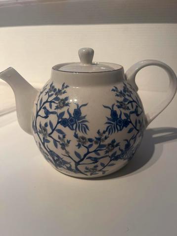 Theepot met blauw bloemmotief beschikbaar voor biedingen