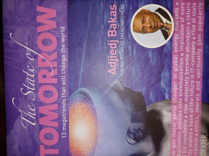Adjiedj Bakas - The state of tomorrow, Boeken, Overige Boeken, Zo goed als nieuw, Verzenden