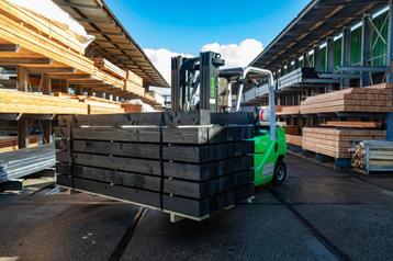 Zwart gespoten douglas palen 145 x 145 mm beschikbaar voor biedingen