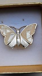 Zilverkleurige Vlinder Broche met Parelmoer, Minder dan 4 cm, Ophalen of Verzenden, Zo goed als nieuw, Met parel