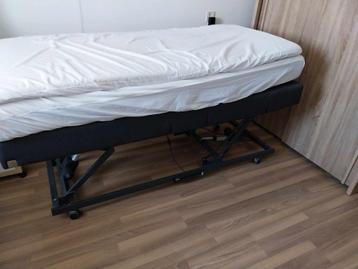  Luxe Elektrische Boxspring met Topper – Zo goed als nieuw beschikbaar voor biedingen