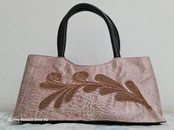 Groene handtas met mooi design – stijlvol en uniek beschikbaar voor biedingen