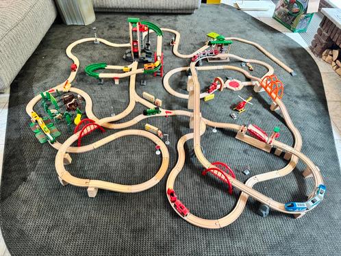 Brio Trein Set: lift & load, batterijtrein, station, Kinderen en Baby's, Speelgoed | Houten speelgoed, Zo goed als nieuw, Overige typen