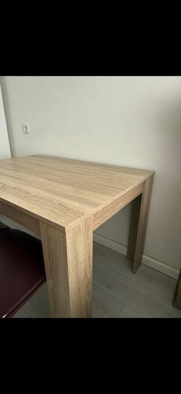 Eettafel met 3 stoelen beschikbaar voor biedingen