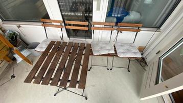 Ikea tafel en stoelen beschikbaar voor biedingen