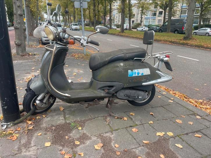 Klus scooter agm retro, Fietsen en Brommers, Snorfietsen en Snorscooters, Gebruikt, Overige merken, Benzine, Ophalen