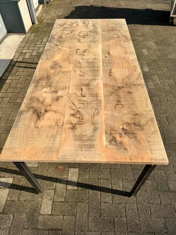 Eettafel oud eikenhout, stalen onderstel oud hout beschikbaar voor biedingen