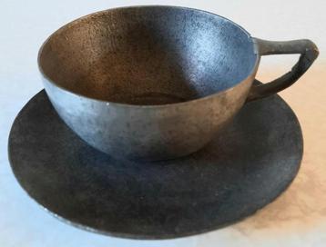 Antiek tinnen kop en schotel beschikbaar voor biedingen