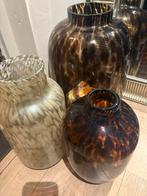 Luipaard vazen in bruin en wit, Huis en Inrichting, Overige kleuren, Ophalen of Verzenden, Minder dan 50 cm, Glas