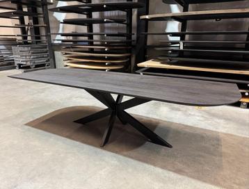 Studio Verbaan X Table du sud eettafel | Table du sud beschikbaar voor biedingen