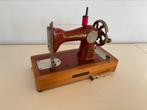 Prachtige mini-naaimachine, retro uit de USSR, Ophalen, Huis en Inrichting