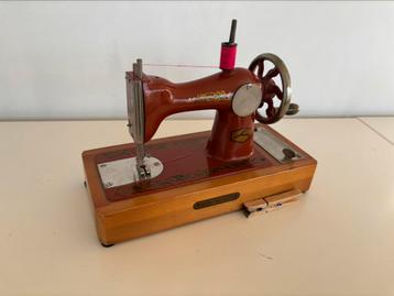 Prachtige mini-naaimachine, retro uit de USSR beschikbaar voor biedingen