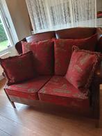 Lederen 2-zits bank met goblin stoffen kussens. Rood/goud kl, Huis en Inrichting, Banken | Bankstellen, Stof, Gebruikt, Klassiek