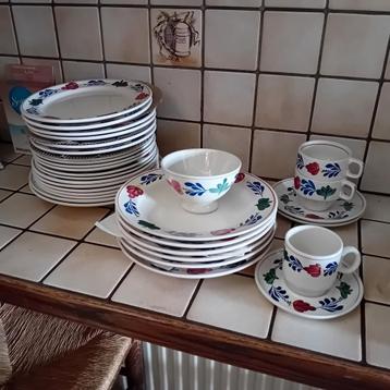 Boerenbont servies beschikbaar voor biedingen