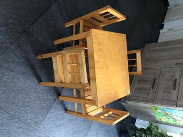  Houten kinder Tafeltje met 4 stoeltjes  beschikbaar voor biedingen
