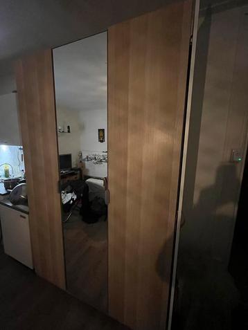 Kledingkast beschikbaar voor biedingen