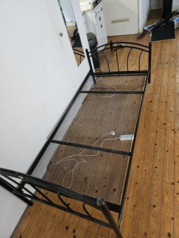 Zwart Bed + Bijpassend Nachtkastje beschikbaar voor biedingen