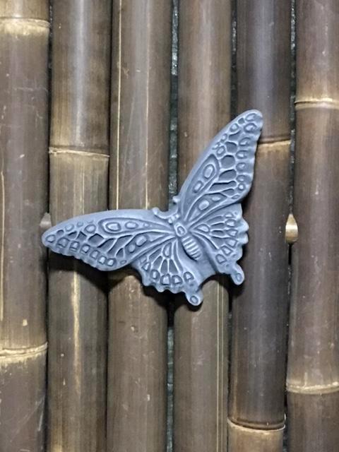 Vlinder nr.179, Tuin en Terras, Tuinbeelden, Nieuw, Dierenbeeld, Beton, Ophalen