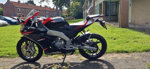 Aprillia RS4 50cc schakelbrommer, Fietsen en Brommers, Scooters | Aprilia, Zo goed als nieuw, Overige modellen, Maximaal 45 km/u
