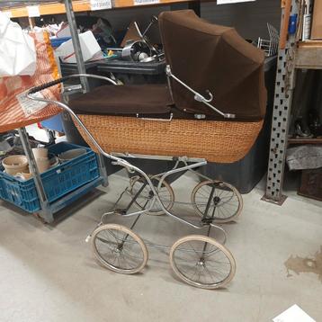 Vintage bruin rieten kinderwagen . beschikbaar voor biedingen