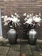 2 sierpotten ( metaal) 55cm met kunst magnolia’s,100€, Ophalen, Gebruikt