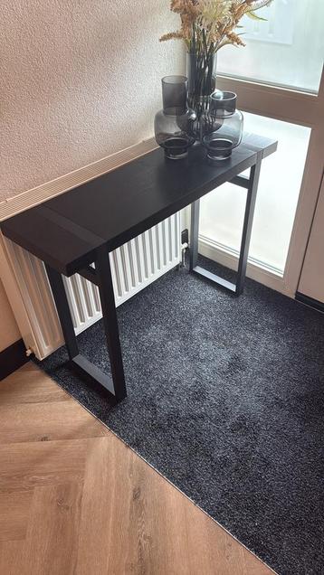 Leuk tafeltje beschikbaar voor biedingen