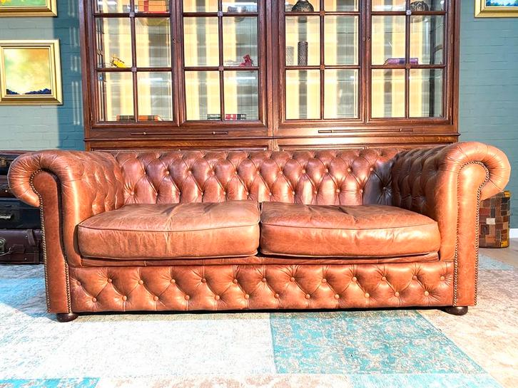 Stoere Chesterfield bank vintage cognac GRATIS BEZORGD, Huis en Inrichting, Banken | Voetenbanken en Poefen, Zo goed als nieuw